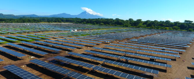 Paneles solares integrados en paisaje agrícola