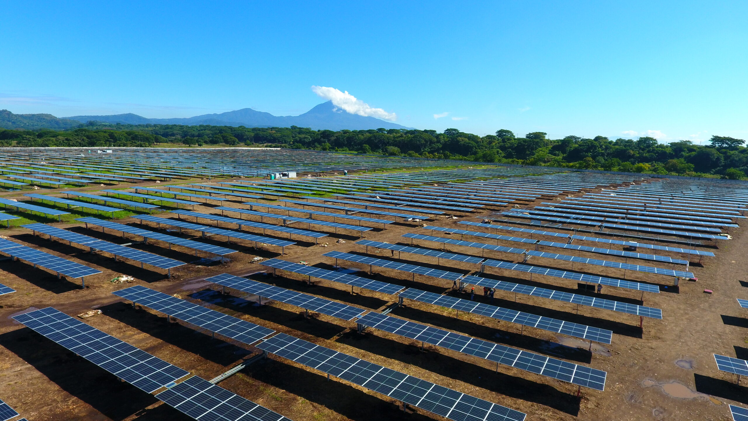 Paneles solares integrados en paisaje agrícola