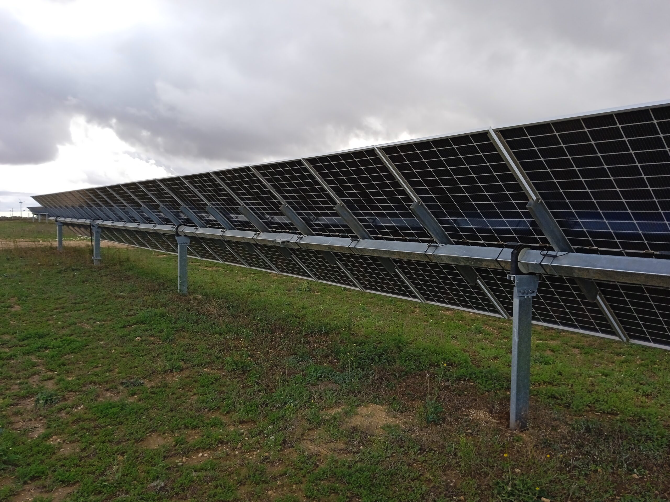 Módulos solares sobre bastidor metálico en campo rural