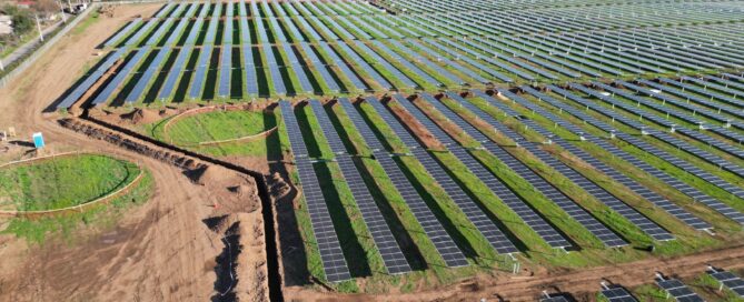 Paneles solares vista aérea a medio día
