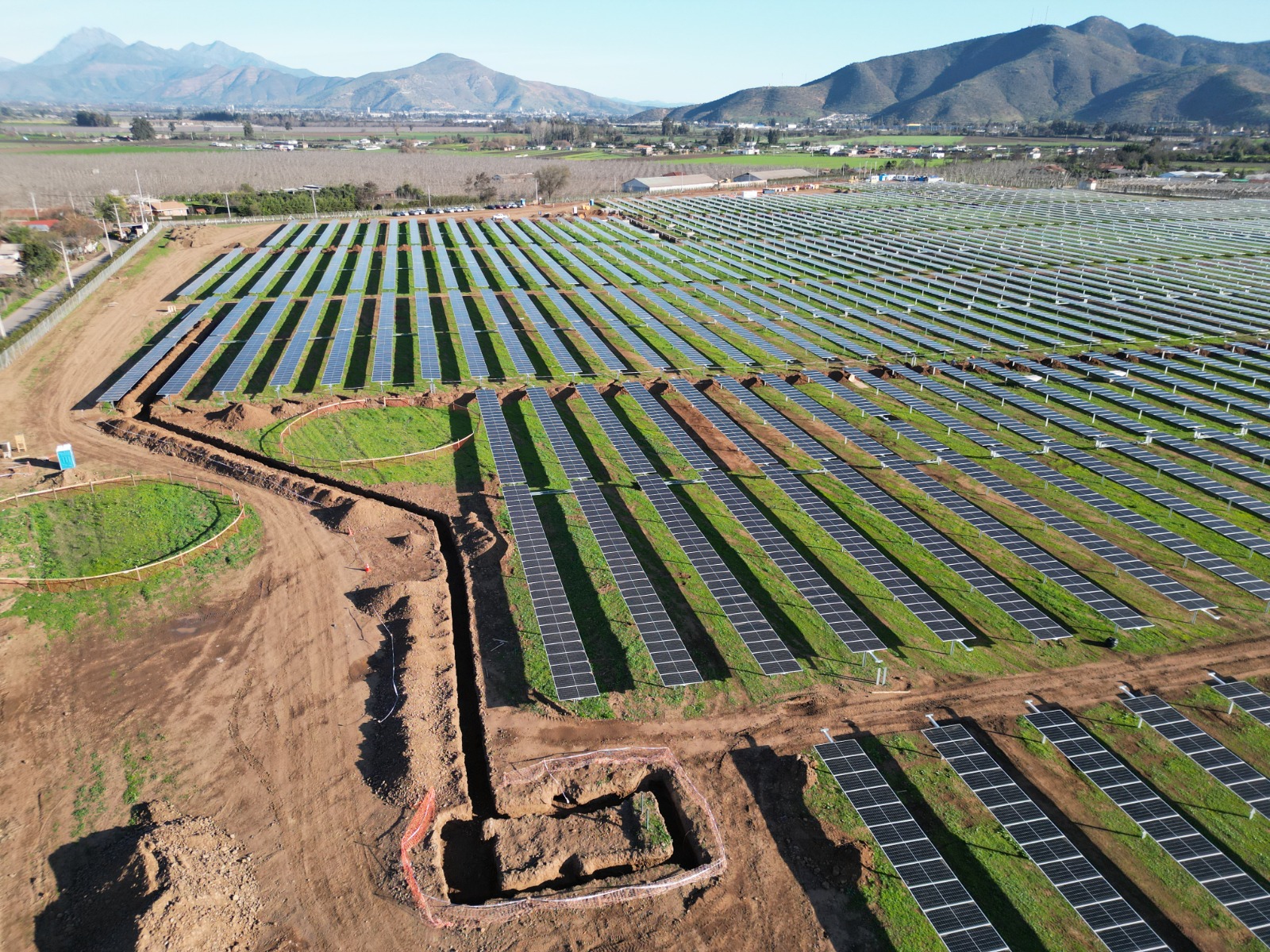 Paneles solares vista aérea a medio día