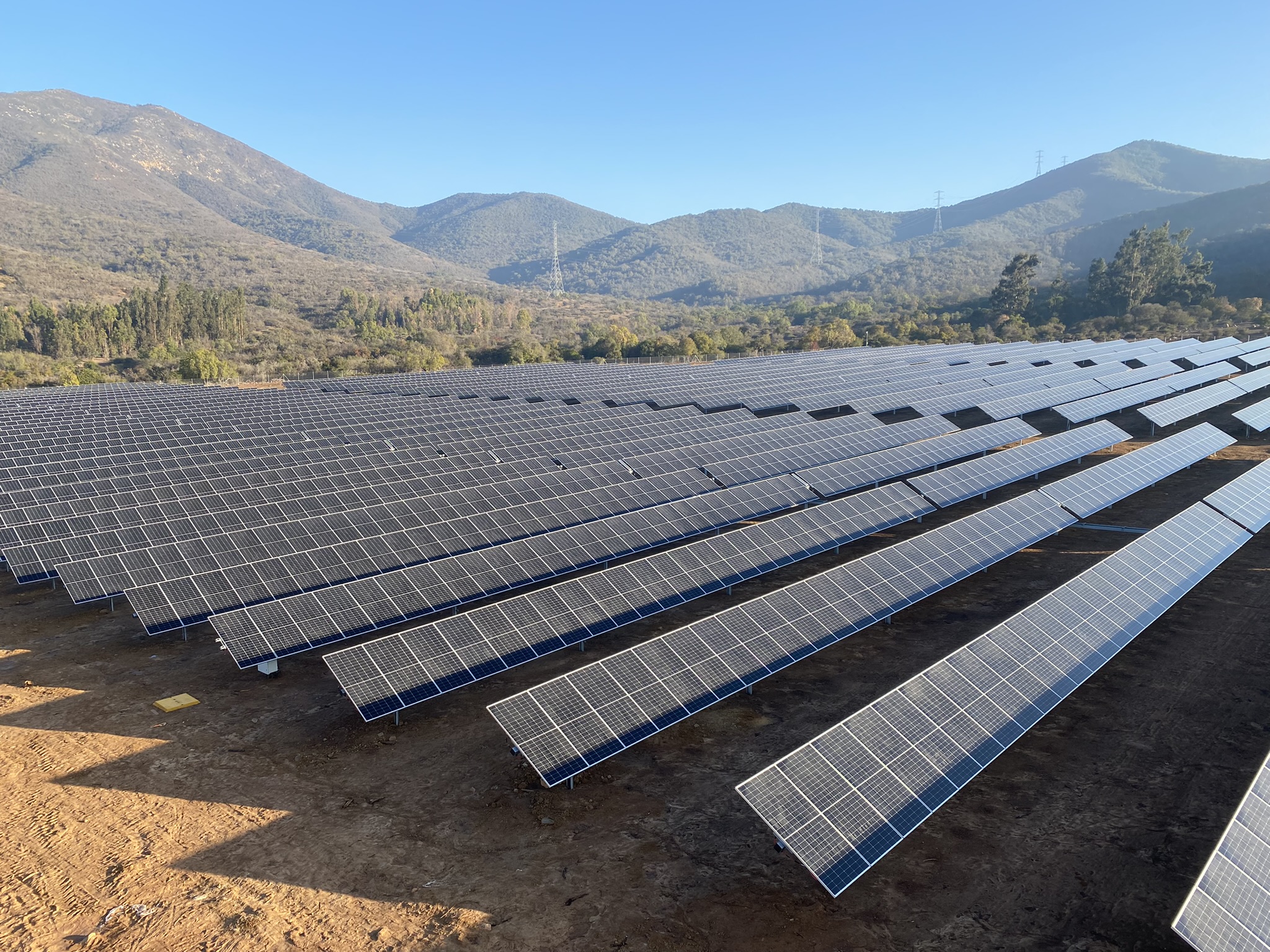 Paneles solares sobre soporte metálico en entorno rural