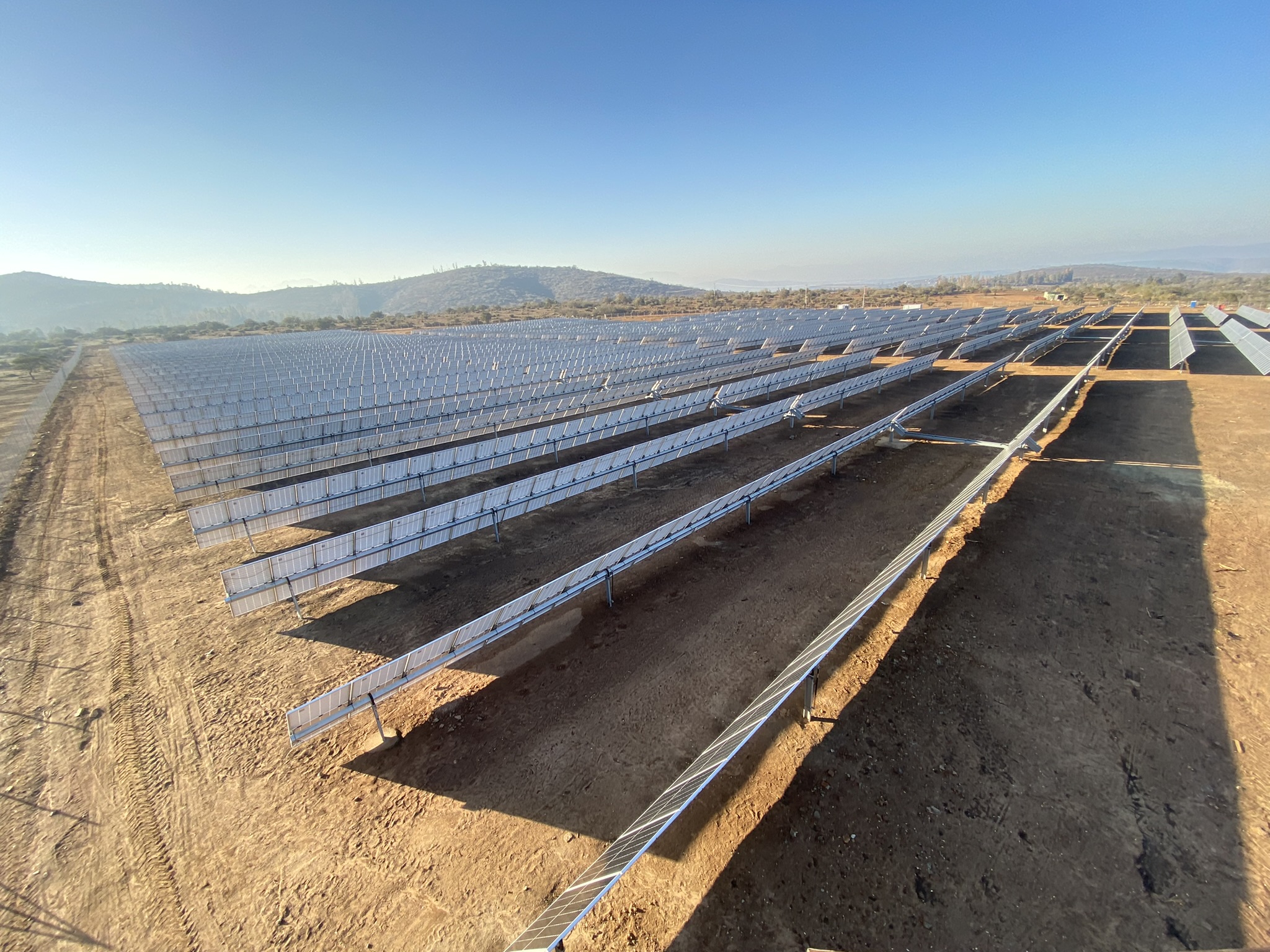Campo con módulos solares fijos orientados al sur