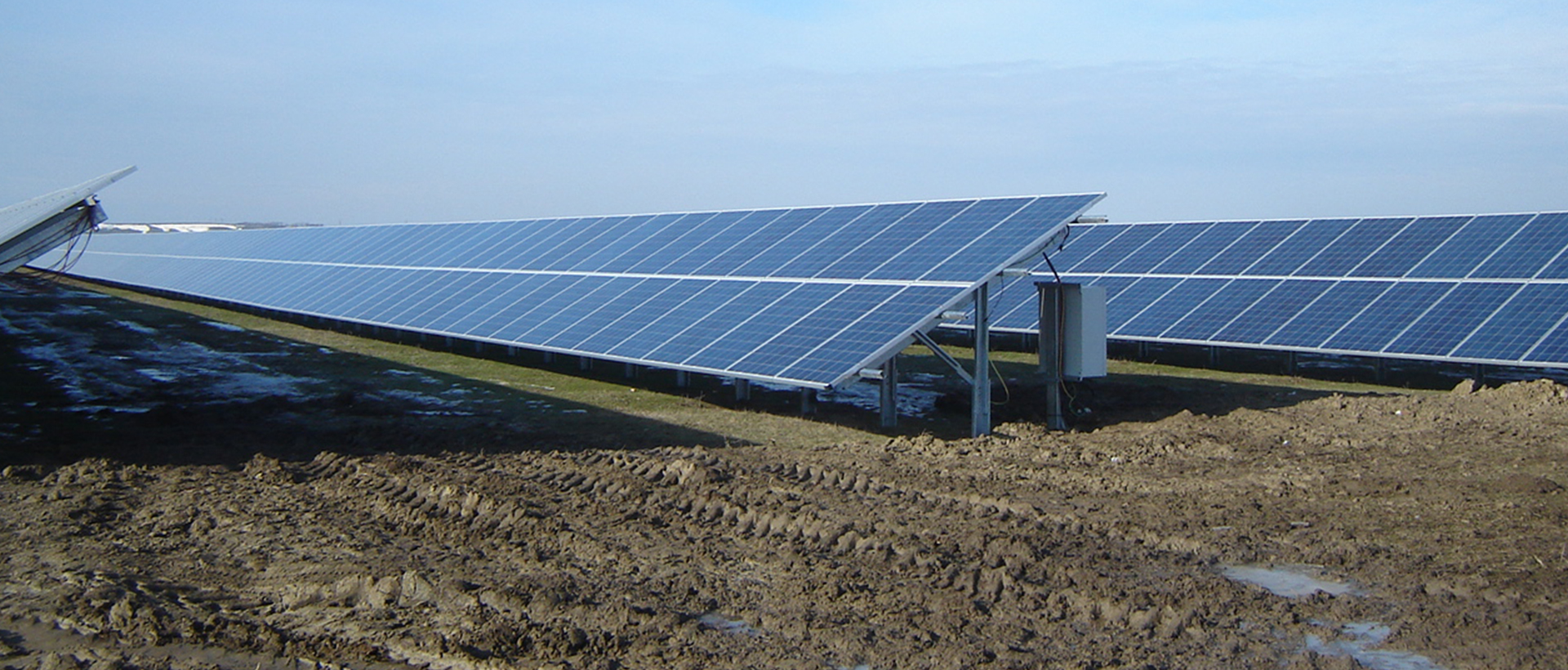 Planta solar fotovoltaica con cientos de paneles solares instalados en el desierto para generación de energía limpia