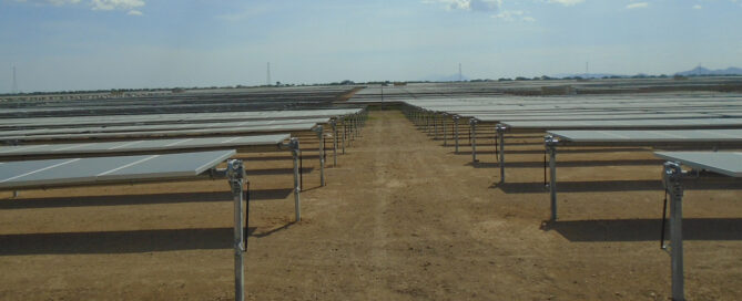 Campo solar con estructuras metálicas para paneles fotovoltaicos en instalación a gran escala
