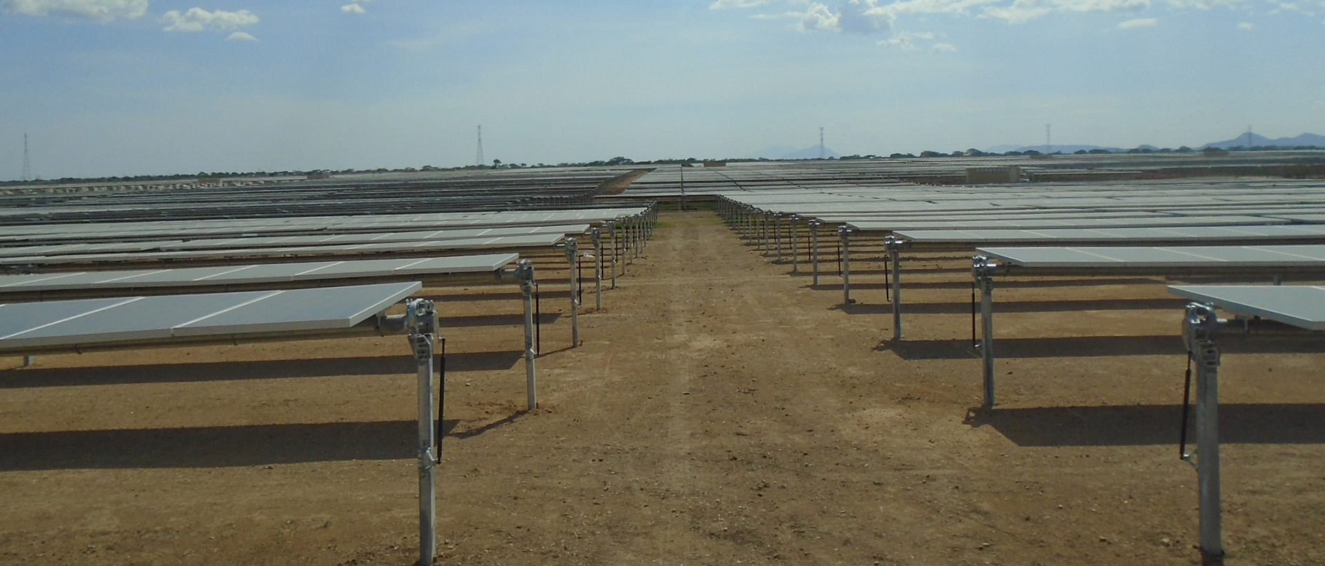Campo solar con estructuras metálicas para paneles fotovoltaicos en instalación a gran escala