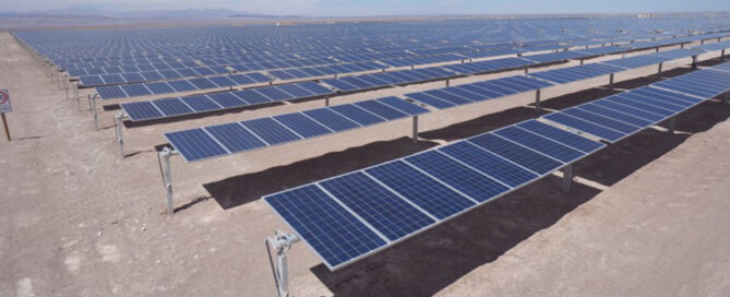 Planta solar fotovoltaica con cientos de paneles solares instalados en el desierto para generación de energía limpia