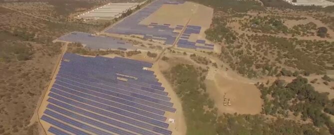Vista aérea de una planta solar fotovoltaica a gran escala con miles de paneles solares instalados en el desierto