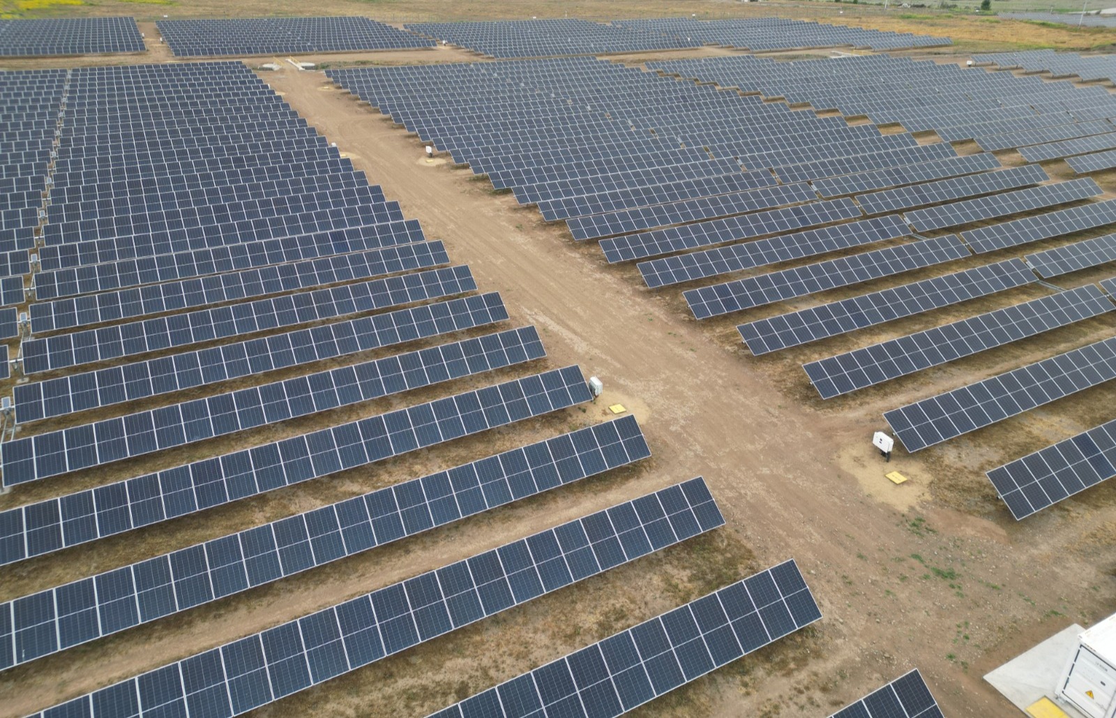 Planta solar fotovoltaica con paneles solares alineados para generación de energía renovable
