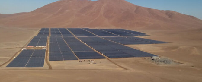 Parque solar fotovoltaico a gran escala con múltiples paneles solares instalados