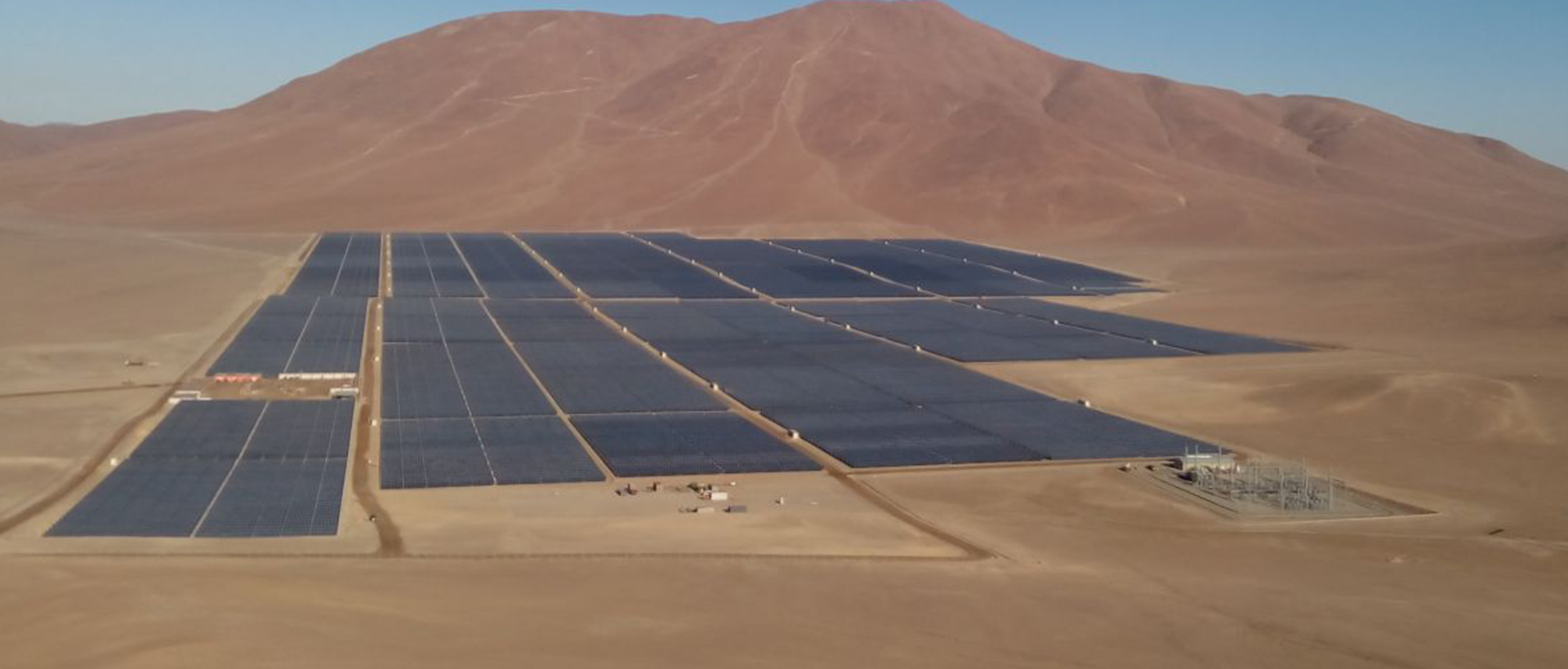 Parque solar fotovoltaico a gran escala con múltiples paneles solares instalados