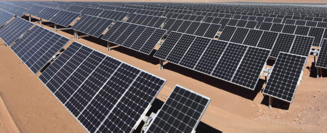 Planta solar fotovoltaica con cientos de paneles solares instalados en el desierto para generación de energía limpia