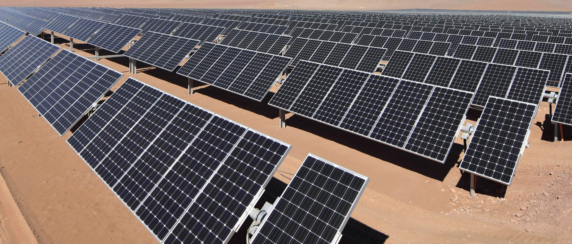 Planta solar fotovoltaica con cientos de paneles solares instalados en el desierto para generación de energía limpia