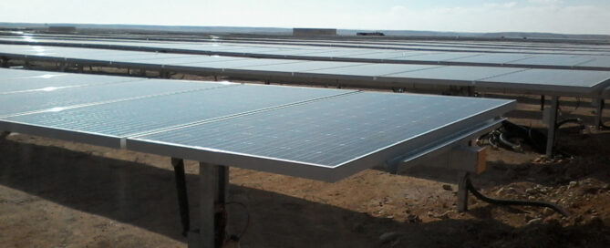 Planta solar fotovoltaica con cientos de paneles solares instalados en el desierto para generación de energía limpia