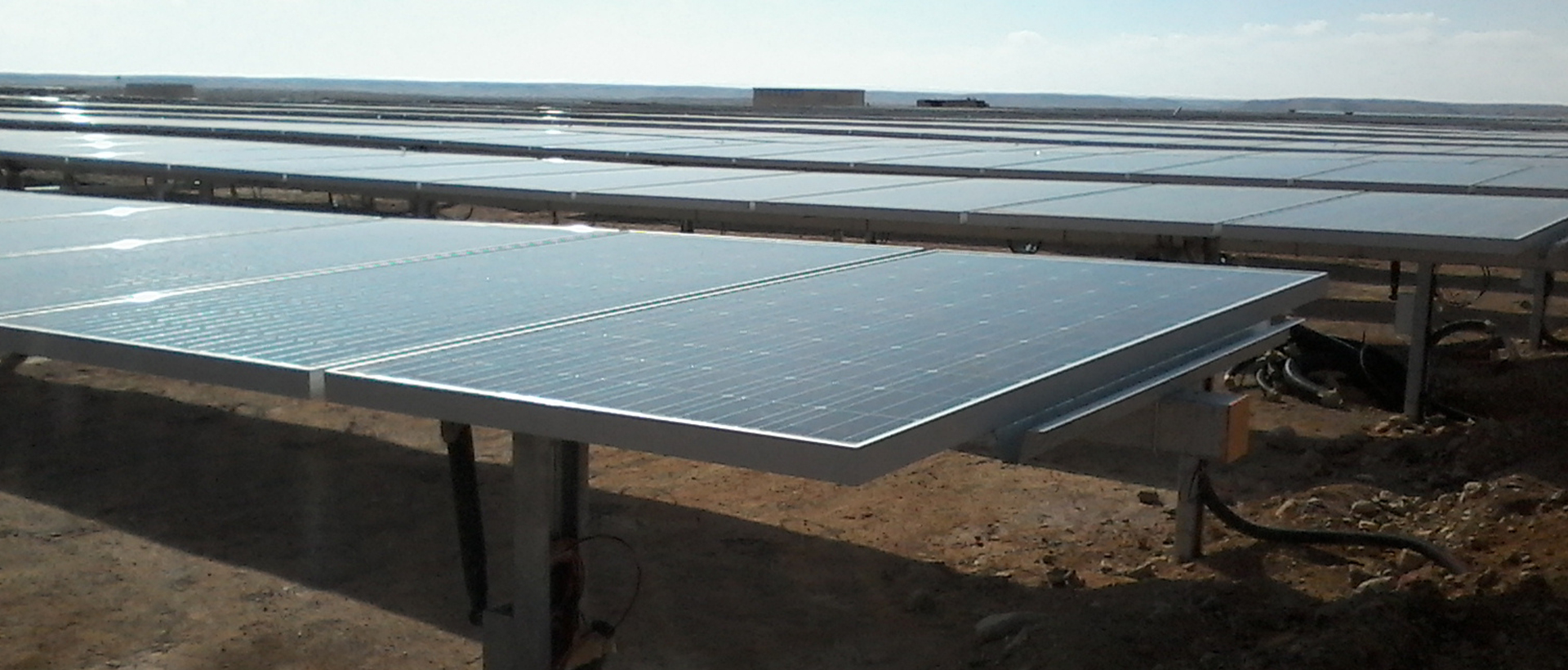 Planta solar fotovoltaica con cientos de paneles solares instalados en el desierto para generación de energía limpia