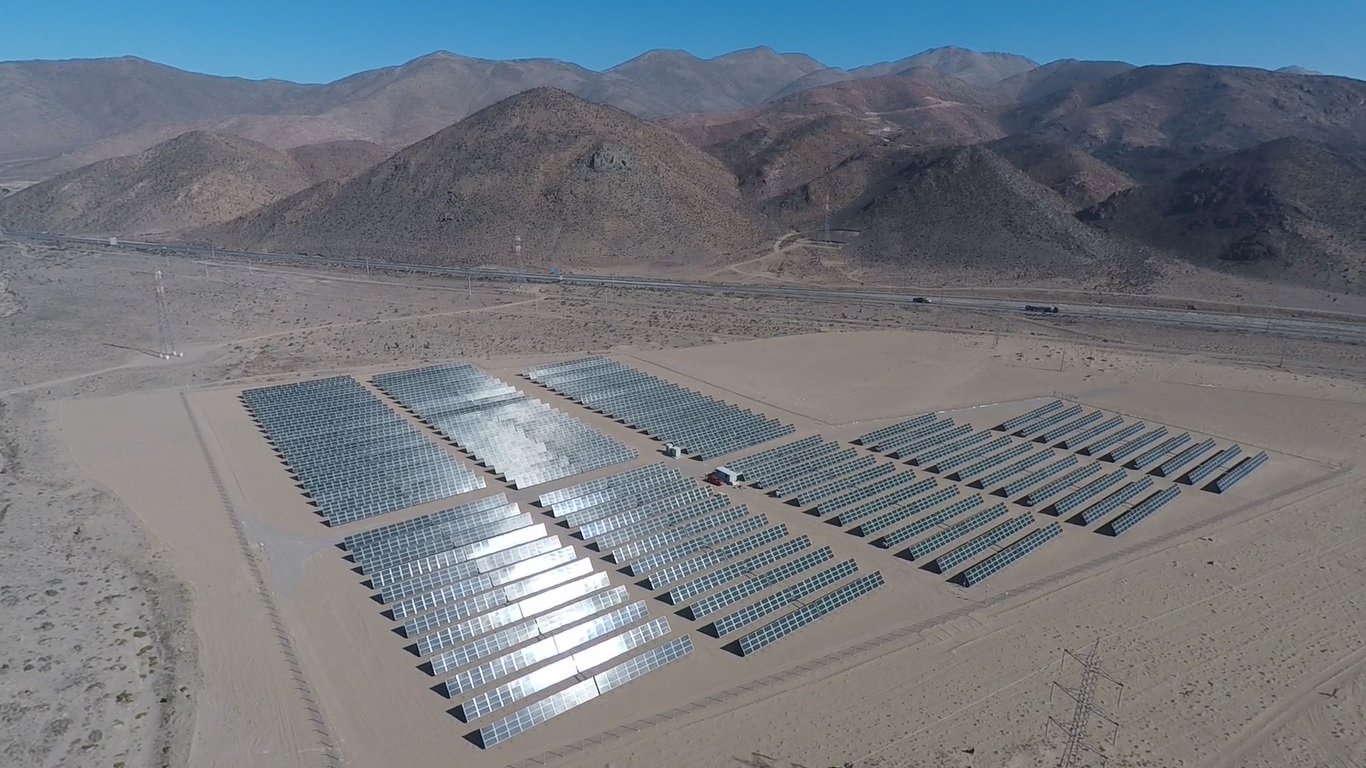 Paneles dentro de una planta de energía solar fotovoltaica plano abierto