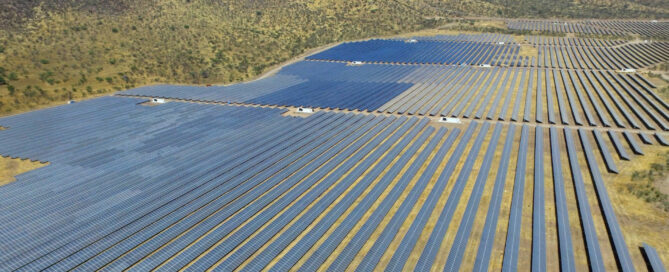 Parque solar fotovoltaico a gran escala con múltiples paneles solares instalados en campo