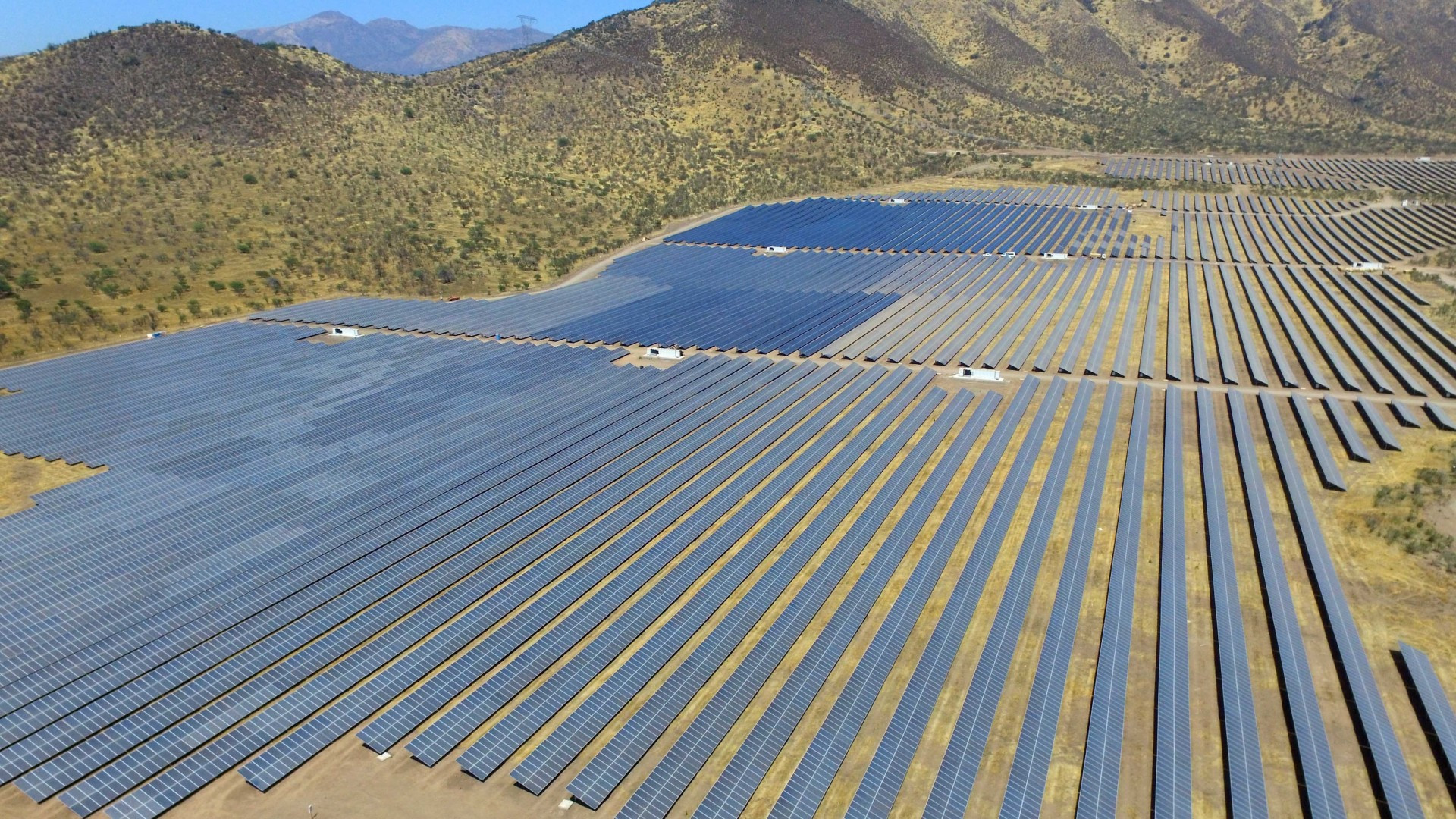 Parque solar fotovoltaico a gran escala con múltiples paneles solares instalados en campo