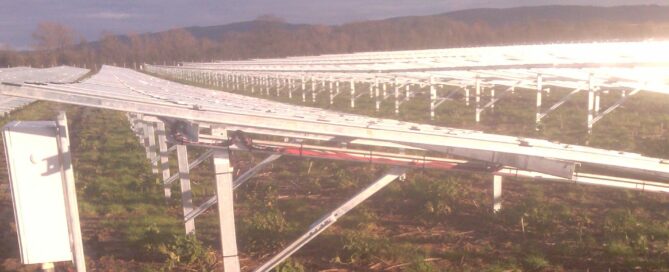 Estructuras metálicas para campo solar fotovoltaico en proceso de instalación sobre terreno agrícola