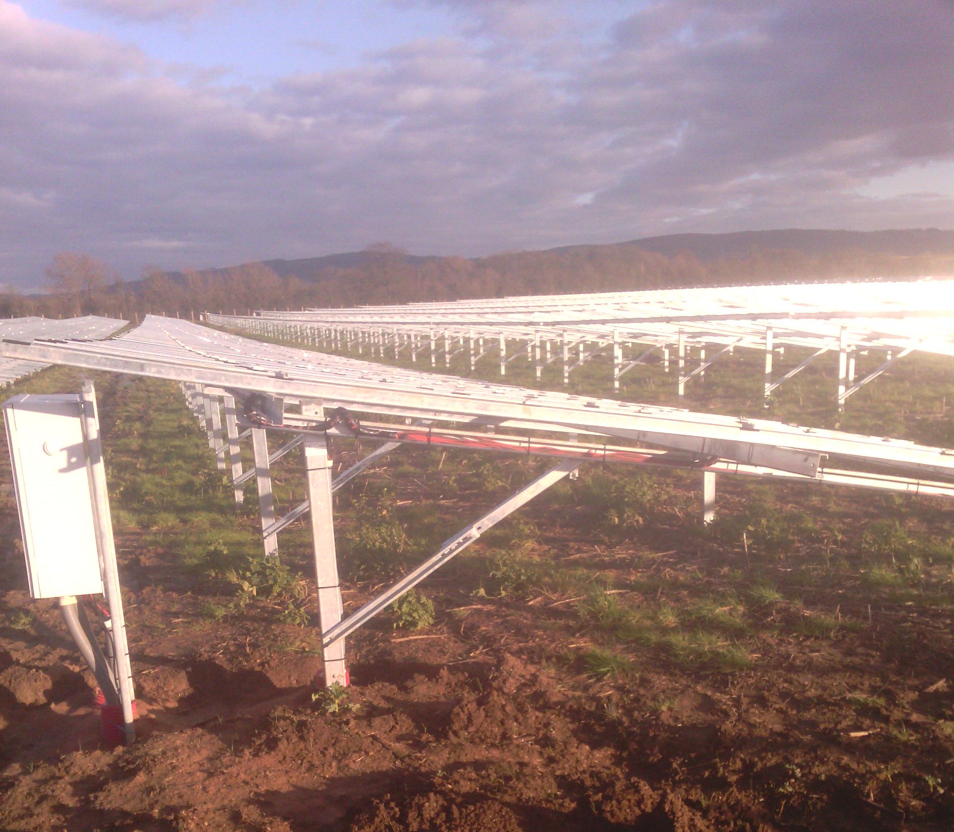 Estructuras metálicas para campo solar fotovoltaico en proceso de instalación sobre terreno agrícola