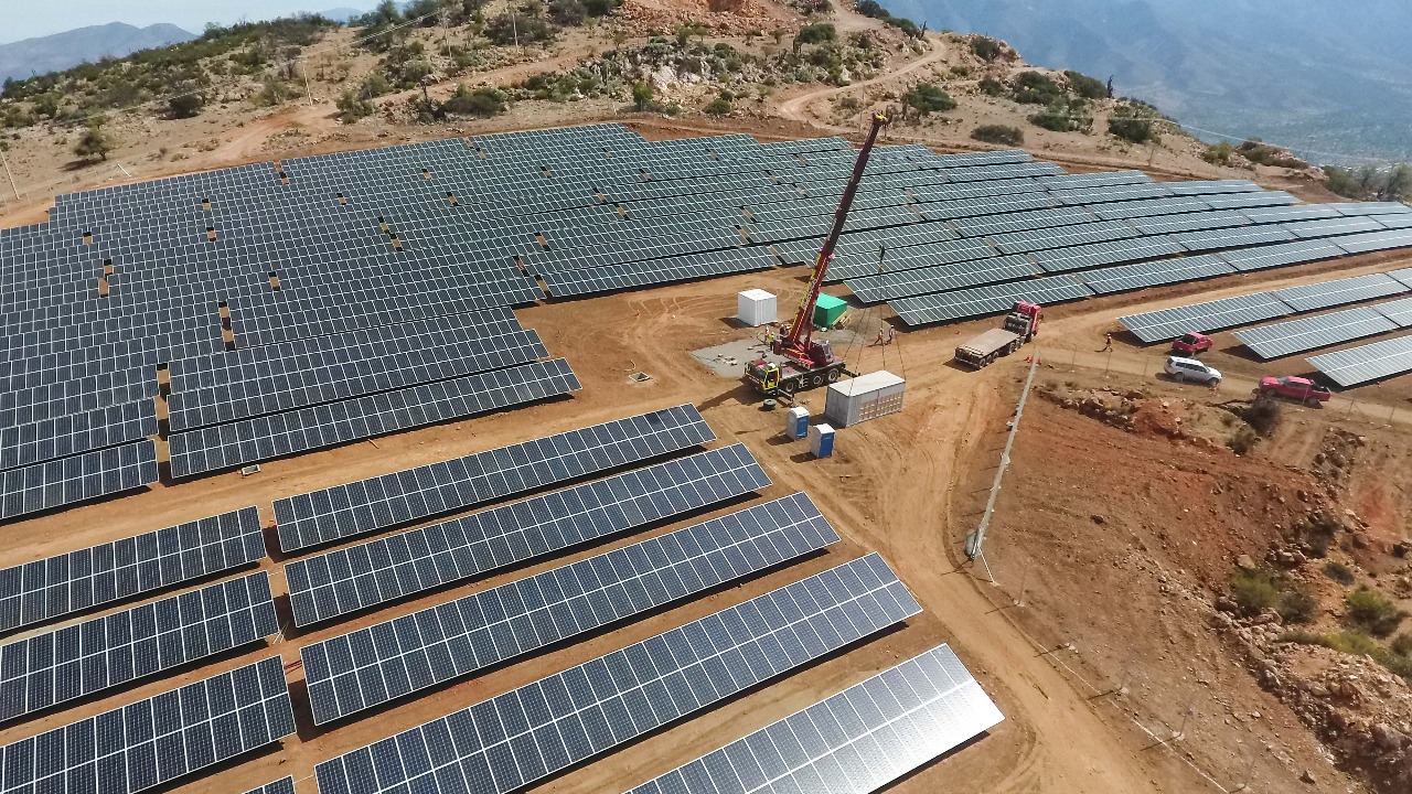 Paneles dentro de una planta de energía solar fotovoltaica en construcción
