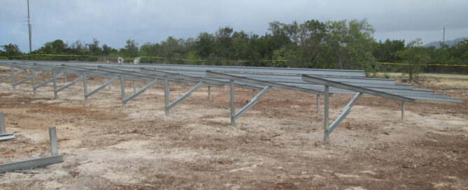 Estructura metálica de montaje para paneles solares en instalación fotovoltaica