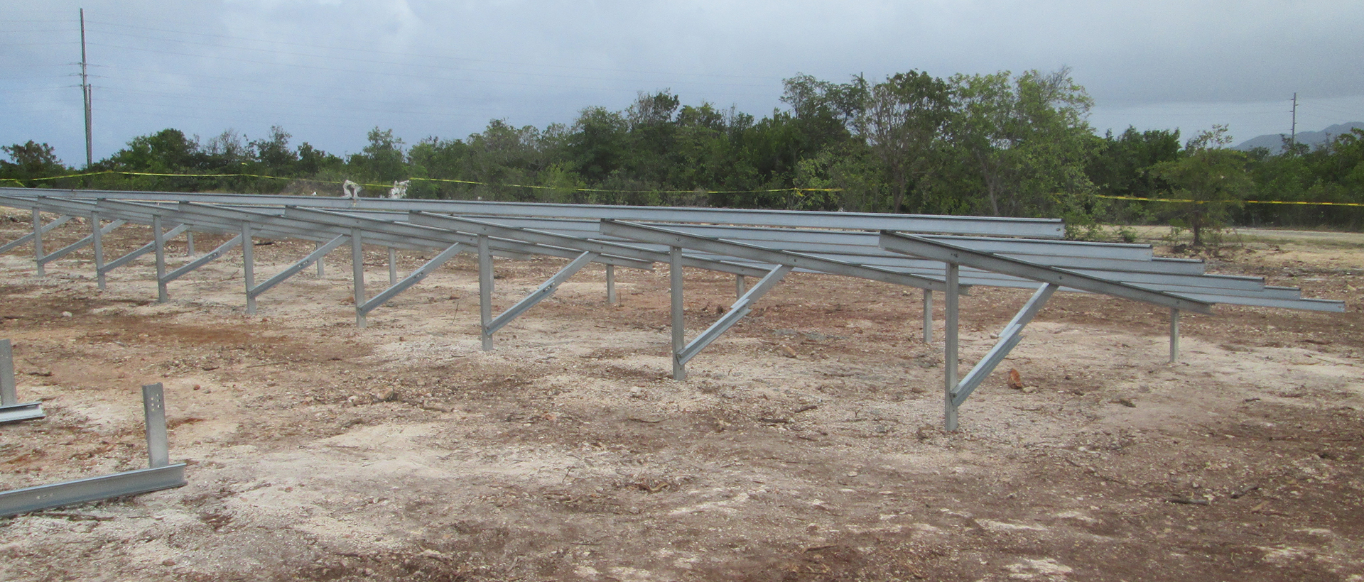 Estructura metálica de montaje para paneles solares en instalación fotovoltaica