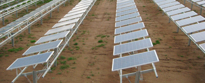 Paneles dentro de una planta de energía solar fotovoltaica