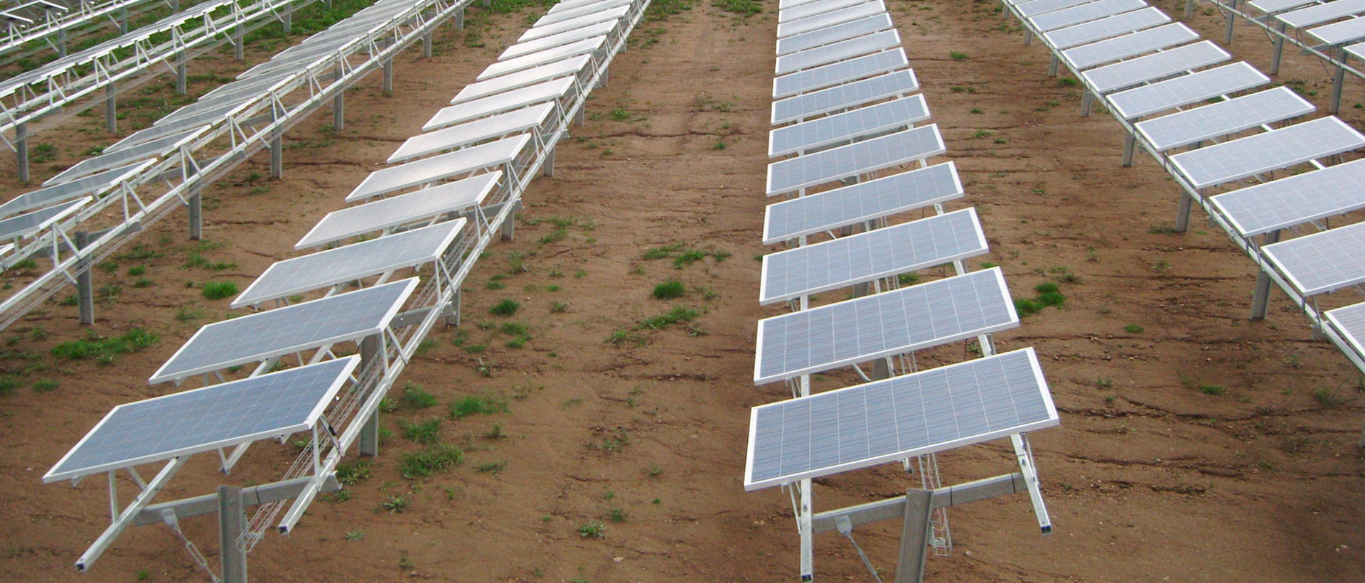 Paneles dentro de una planta de energía solar fotovoltaica