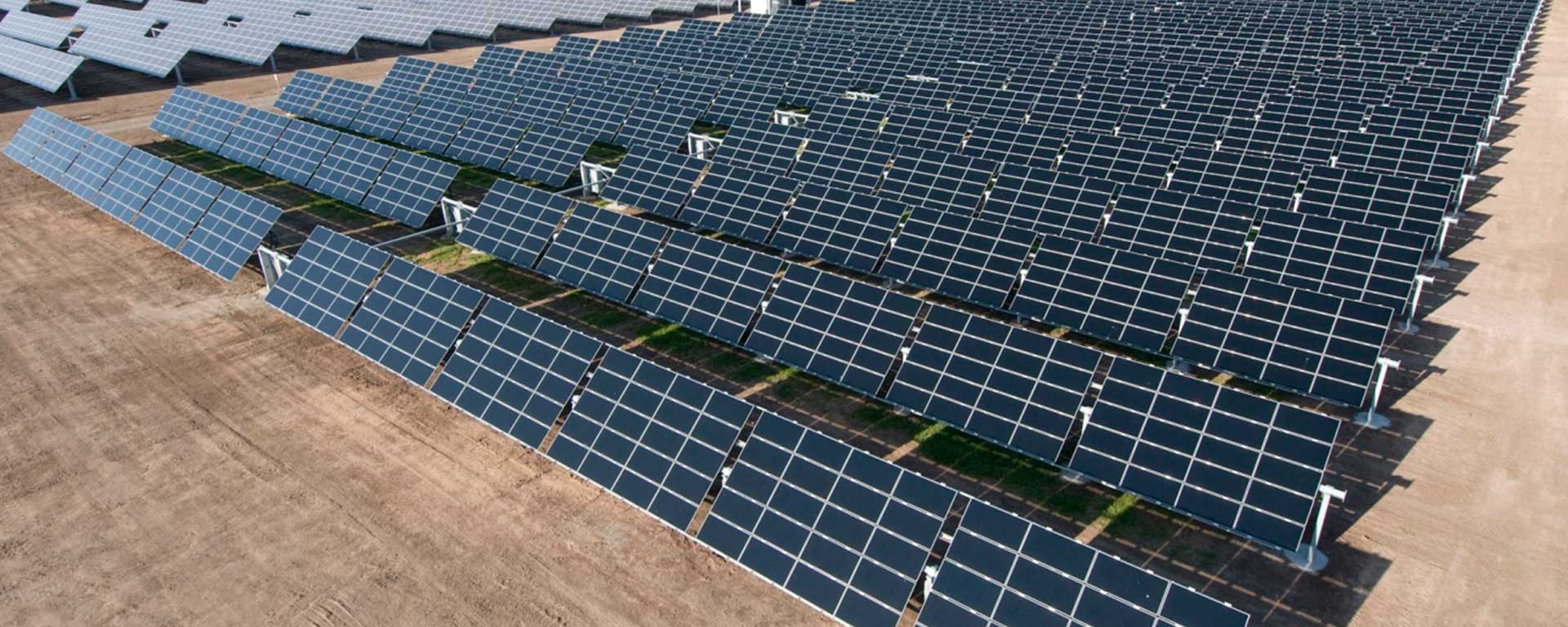 Estación solar al aire libre con orientación óptima