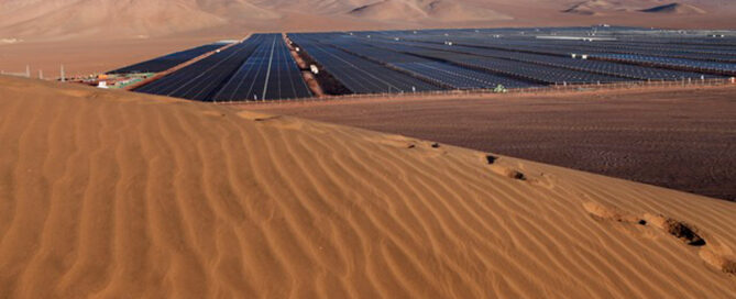 Paneles solares vista aérea a medio tarde