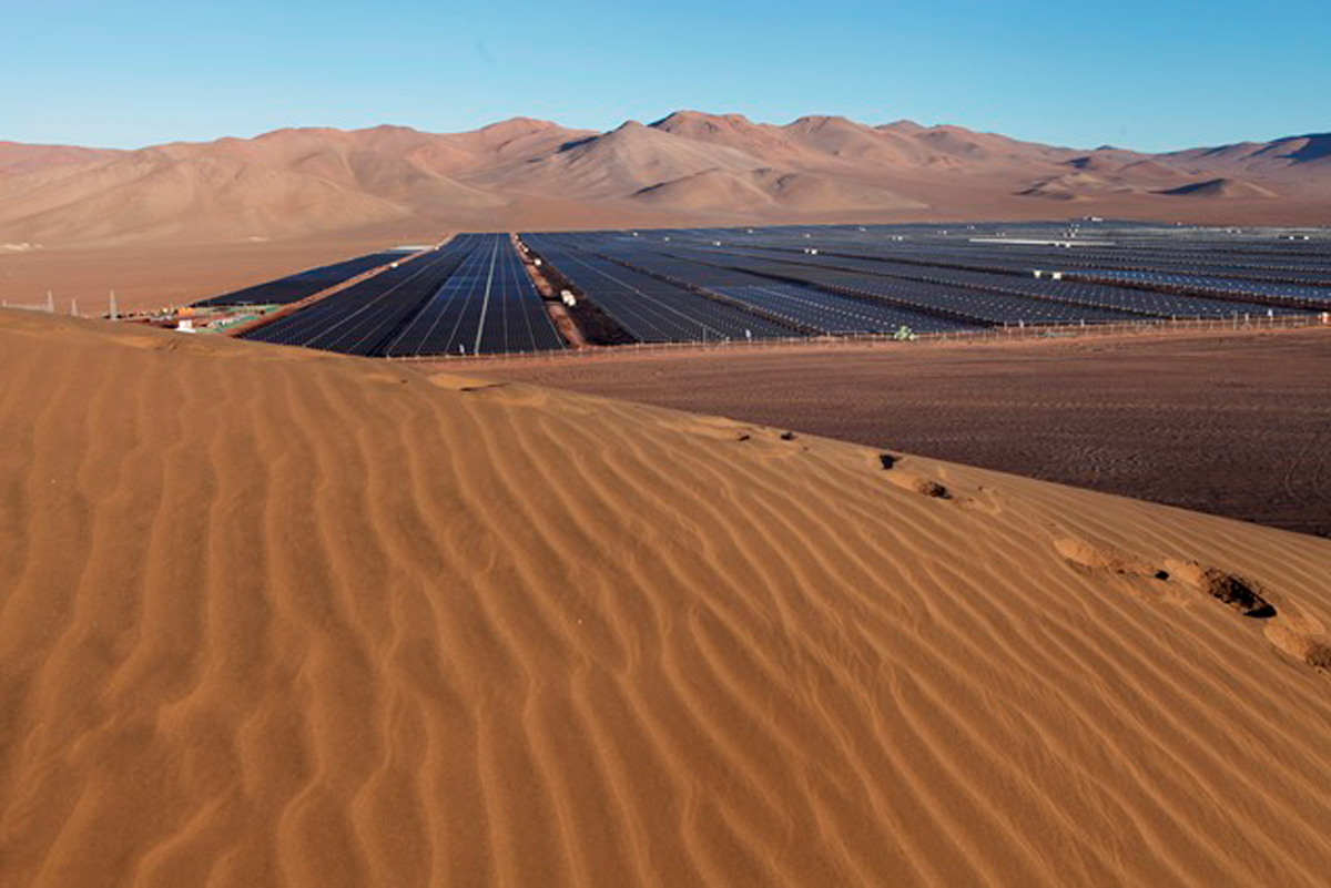 Paneles solares vista aérea a medio tarde
