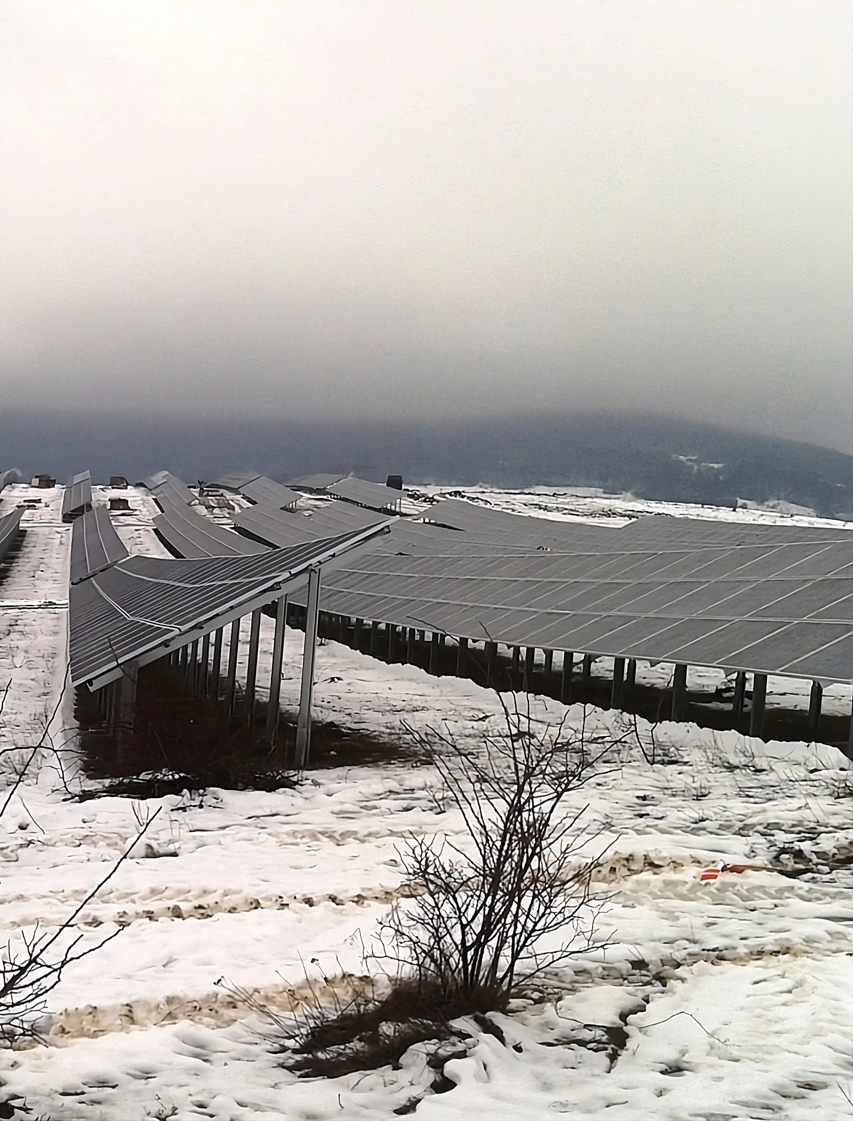 Parque solar con paneles fotovoltaicos en invierno sobre terreno nevado