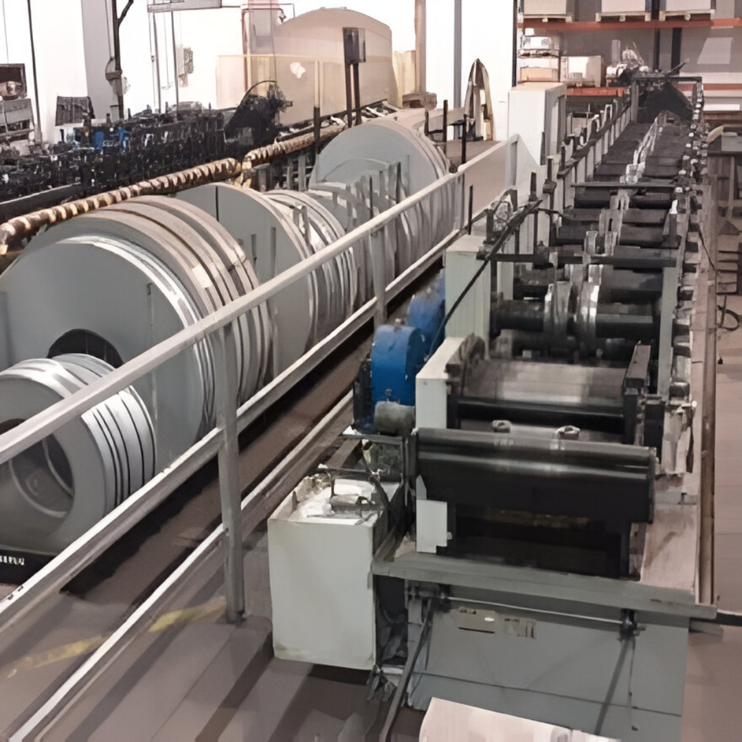 Línea de producción industrial con bobinas de acero y maquinaria de laminado