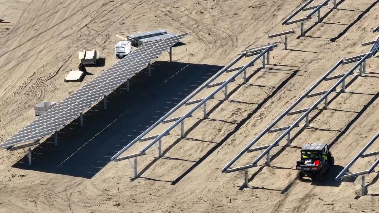 Paneles fotovoltaicos instalados sobre suelo nivelado